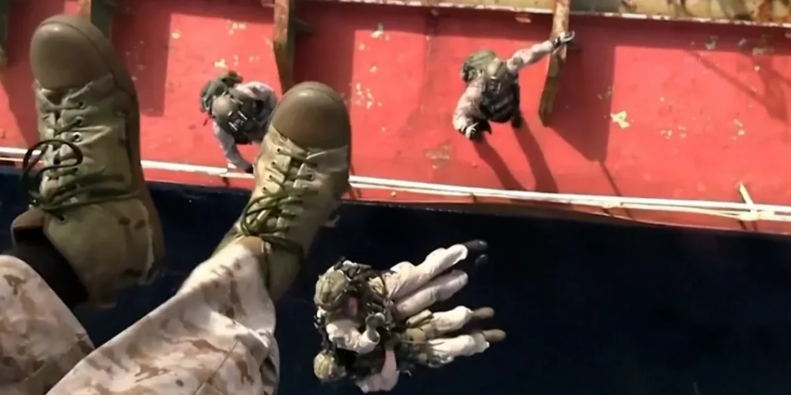 Momento en el que militares estadounidenses abordan un petrolero iraní