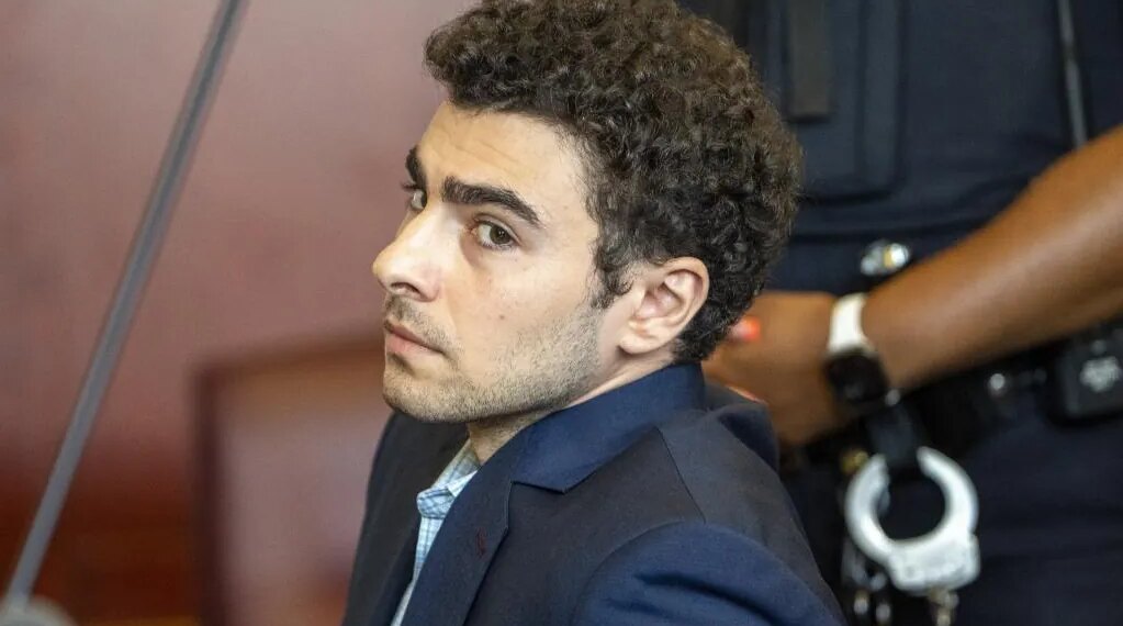 El juez del caso estatal de Luigi Mangione admite el arma y su cuaderno como pruebas