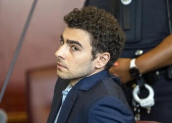 El juez del caso estatal de Luigi Mangione admite el arma y su cuaderno como pruebas