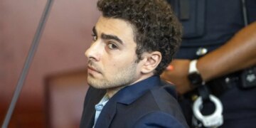 El juez del caso estatal de Luigi Mangione admite el arma y su cuaderno como pruebas