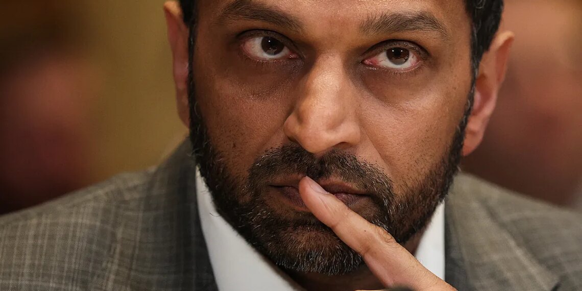 El director del FBI, Kash Patel, niega las acusaciones de que bebe alcohol en el trabajo