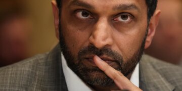 El director del FBI, Kash Patel, niega las acusaciones de que bebe alcohol en el trabajo