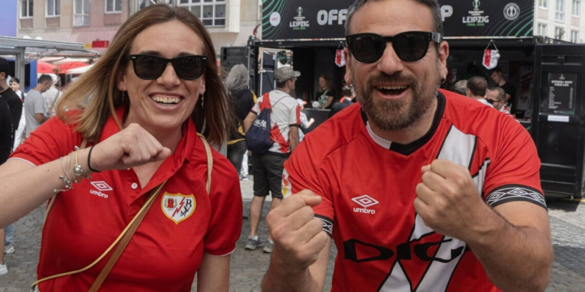 La afición vallecana ya calienta Leipzig: "¡Vamos, Rayo!"