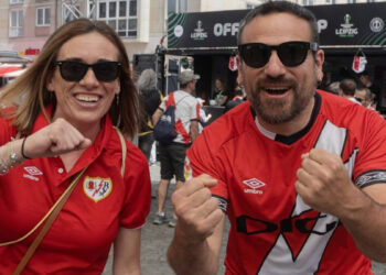 La afición vallecana ya calienta Leipzig: "¡Vamos, Rayo!"