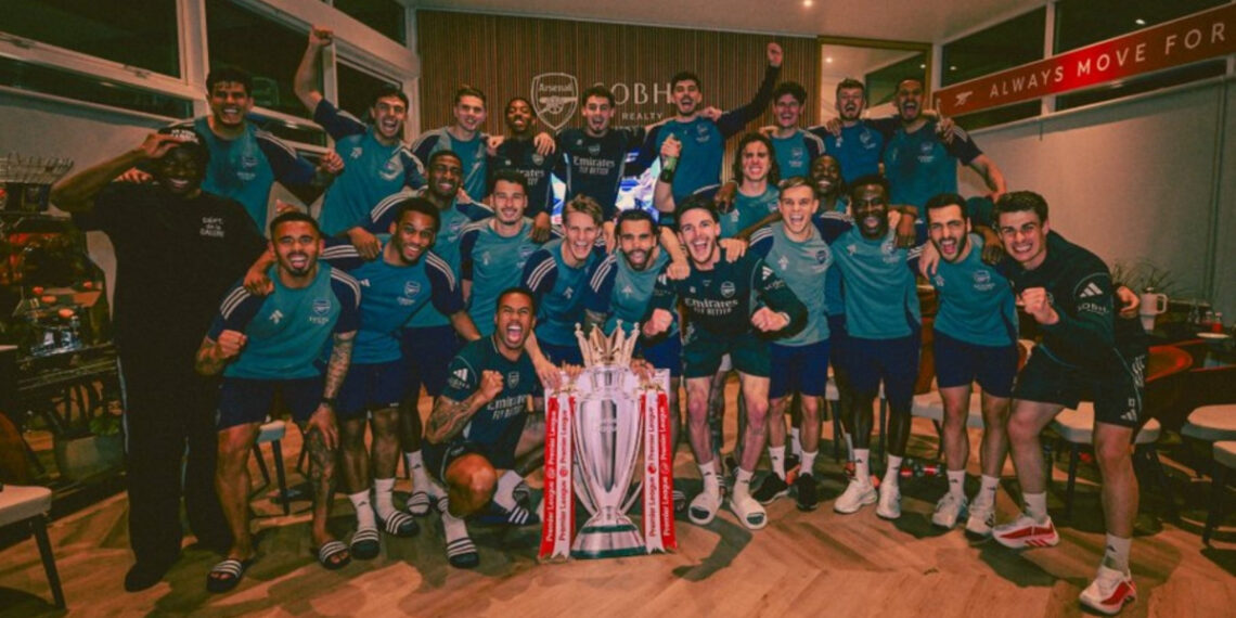 El momento en el que los jugadores del Arsenal se proclamaron campeones de la Premier