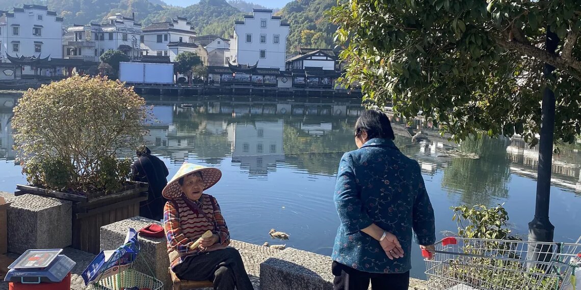 Shen'ao, el pueblo de los centenarios del mismo apellido que retrata el desafío demográfico de China: "Los más jóvenes son los tres policías"