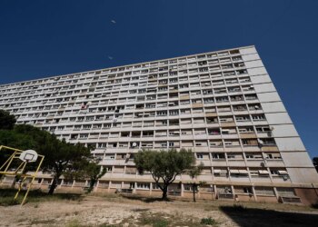 Una madre se lanza al vacío desde un piso 13 en Francia abrazada a tres de sus hijos