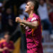 Un doblete de Mancini pone a la Roma con pie y medio en la próxima Champions