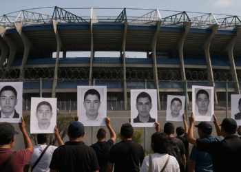 Protestan por desaparecidos frente al Estadio Azteca
