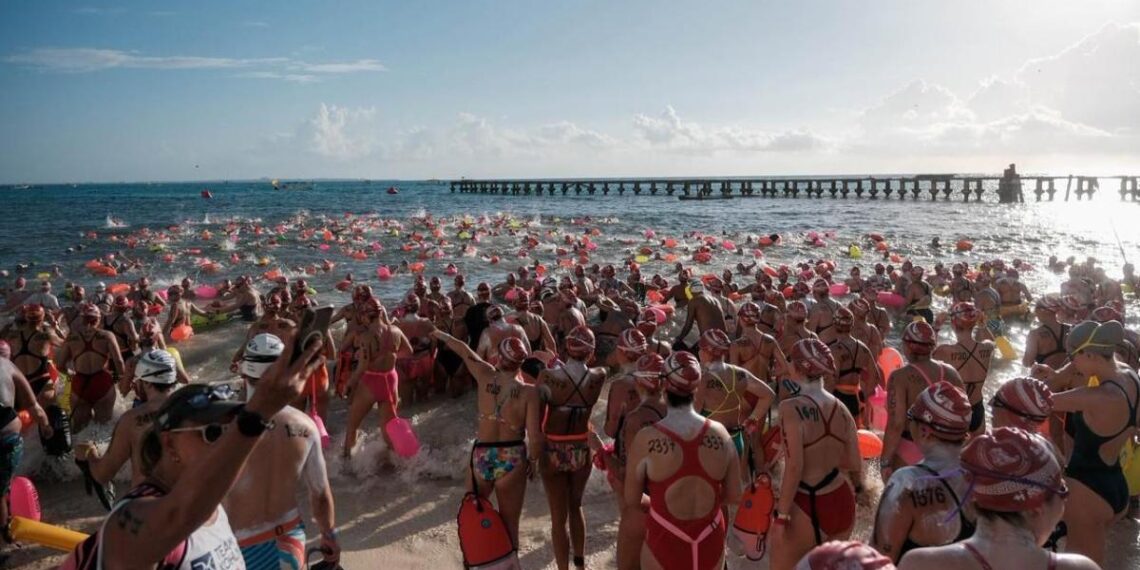 Mara Lezama da salida a “El Cruce” Cancún- Isla Mujeres, competencia de aguas abiertas de talla mundial
