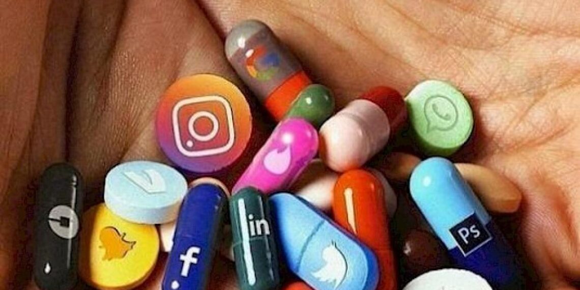 Médicos británicos comparan peligros de redes sociales en los jóvenes con los del tabaquismo