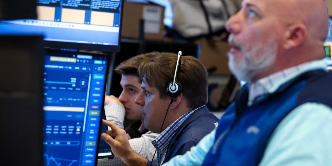 Wall Street opera con pérdidas; acciones de tecnológicas lideran las pérdidas