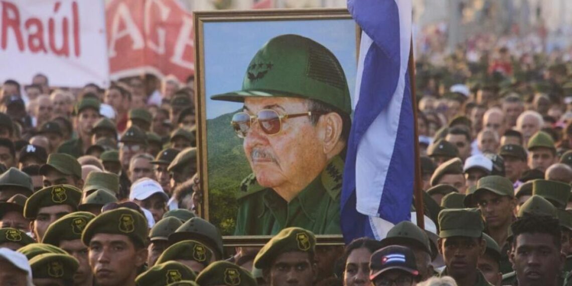 Miles frente a la embajada de EU en Cuba en apoyo a Raúl Castro