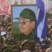 Miles frente a la embajada de EU en Cuba en apoyo a Raúl Castro
