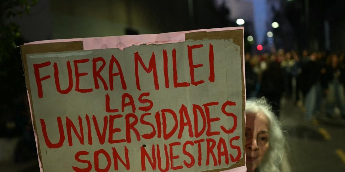 Miles de argentinos marcharon contra los recortes de Milei a las universidades públicas