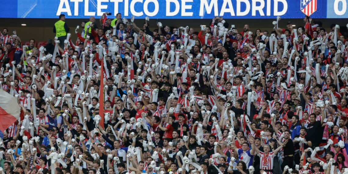 Proponen multas de 20.000 euros para Atlético y Sevilla por el lanzamiento masivo de rollos de papel