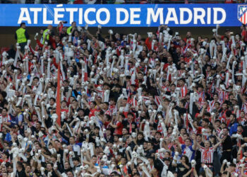 Proponen multas de 20.000 euros para Atlético y Sevilla por el lanzamiento masivo de rollos de papel