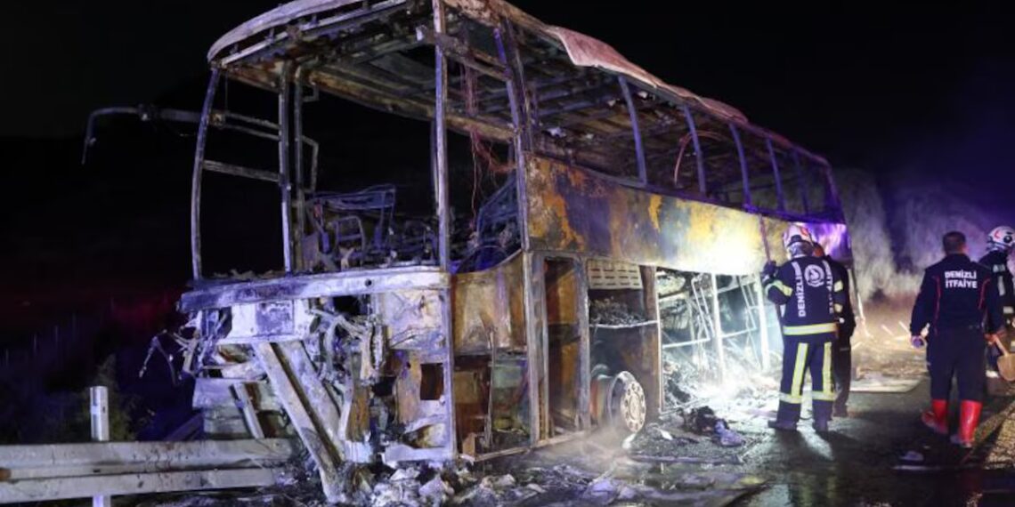 Al menos ocho muertos, entre ellos un bebé de nueve meses, y 33 heridos tras el choque e incendio de un autobús en Turquía