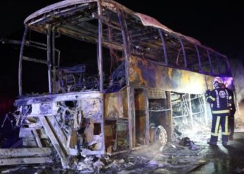 Al menos ocho muertos, entre ellos un bebé de nueve meses, y 33 heridos tras el choque e incendio de un autobús en Turquía
