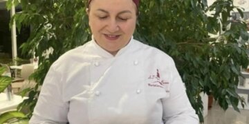 Una pastelera de Nápoles que se quemó gran parte de la cara y el cuerpo con aceite hirviendo se arroja desde el tercer piso del hospital donde estaba ingresada