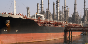 Petróleo iraní en refinerías chinas: el circuito clandestino que genera USD 31 mil millones anuales al régimen de Teherán