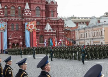 Putin preside un desfile por el Día de la Victoria sin tanques y con el "permiso" de Zelenski: "Luchamos contra todo el bloque de la OTAN"