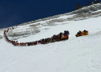 224 escaladores se juntan en la cima del Everest al mismo tiempo marcando un nuevo récord