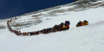 224 escaladores se juntan en la cima del Everest al mismo tiempo marcando un nuevo récord