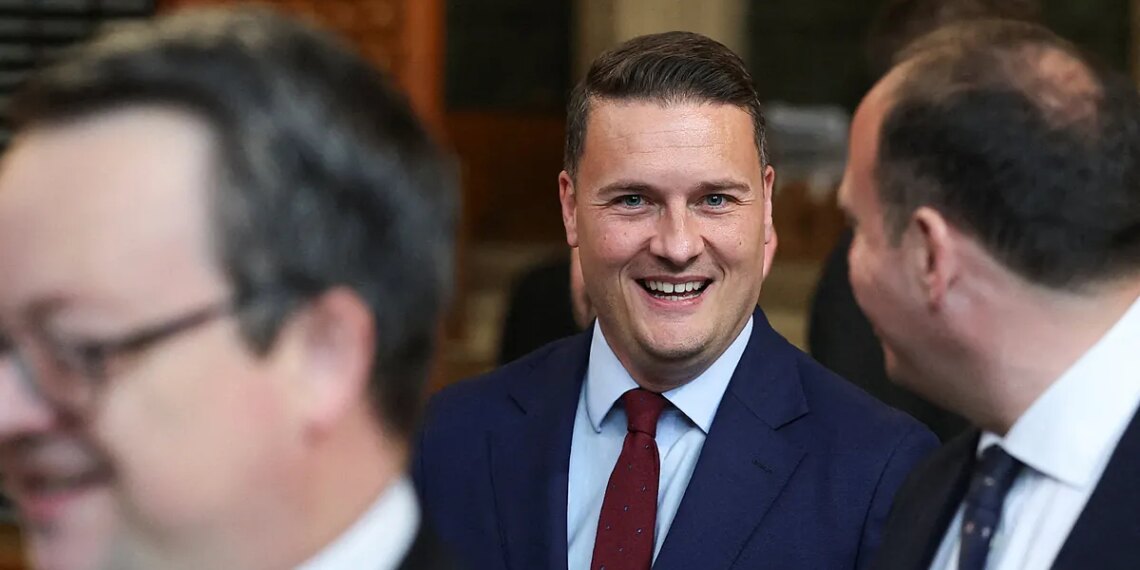 Dimite el ministro de Sanidad británico, Wes Streeting, para plantar cara al 'premier' Starmer