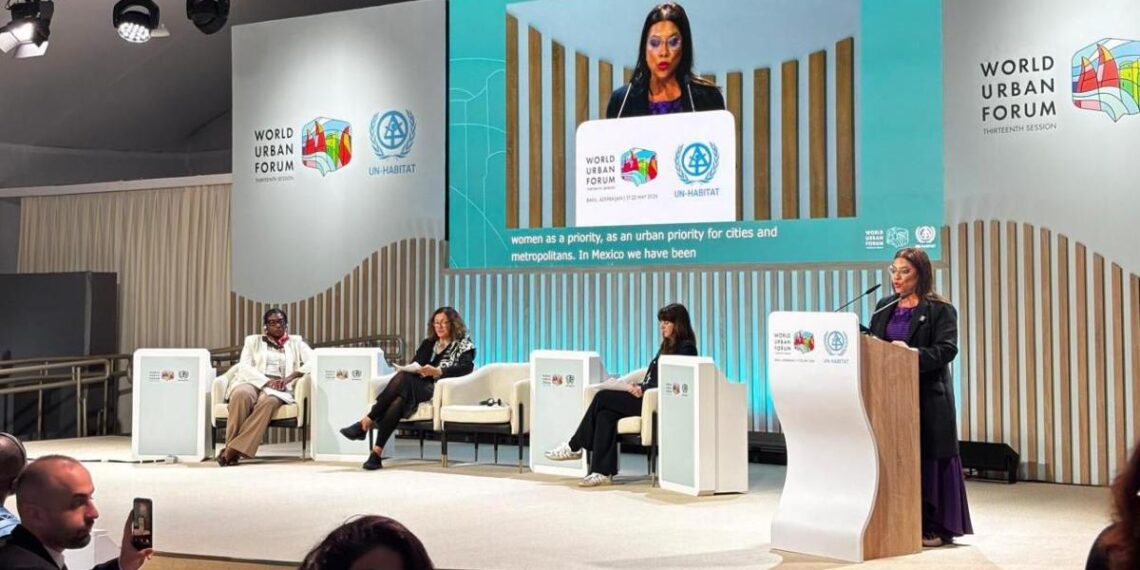 En el Foro Urbano Mundial, que se realiza en Azerbaiyán, Clara Brugada llama a una revolución urbana de los cuidados. "Las mujeres han sostenido el mundo sobre hombros invisibles", señala