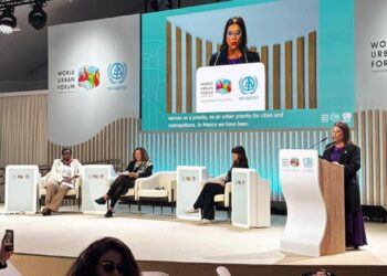 En el Foro Urbano Mundial, que se realiza en Azerbaiyán, Clara Brugada llama a una revolución urbana de los cuidados. "Las mujeres han sostenido el mundo sobre hombros invisibles", señala
