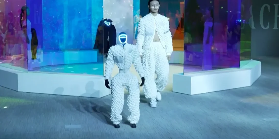 Robots y modelos humanas comparten pasarela de moda en Seúl