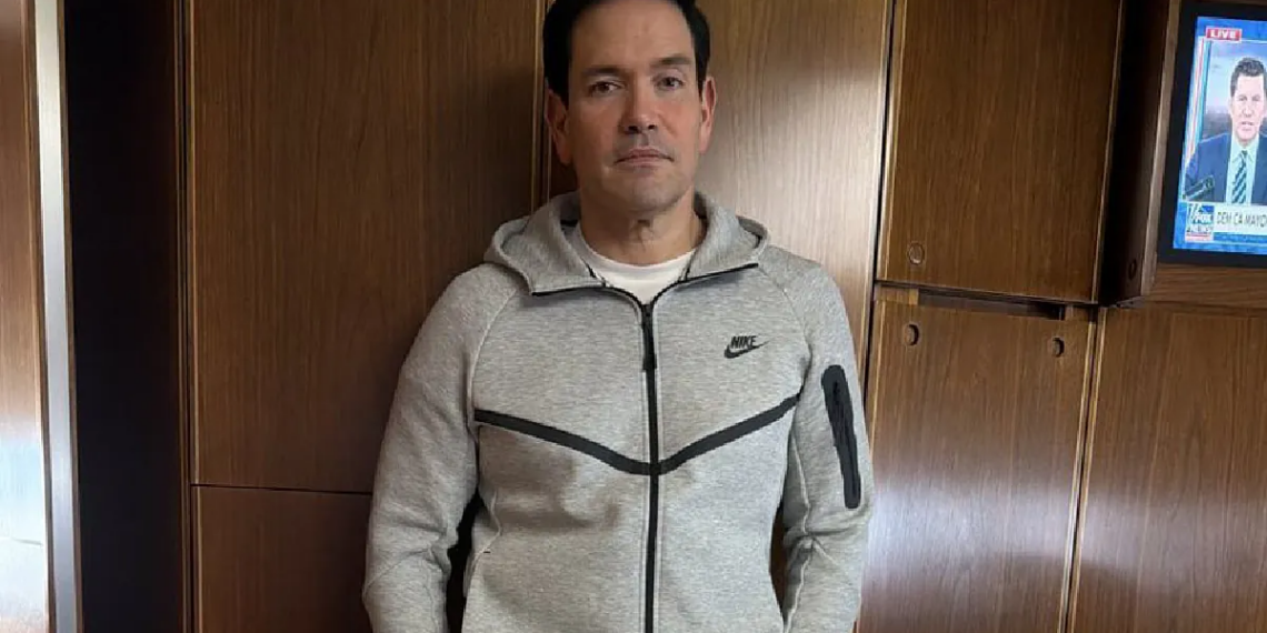 Marco Rubio posa en las redes vistiendo el famoso Nike Tech de Nicolás Maduro durante su captura