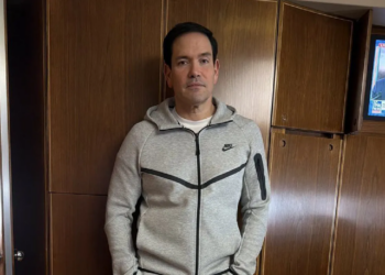 Marco Rubio posa en las redes vistiendo el famoso Nike Tech de Nicolás Maduro durante su captura