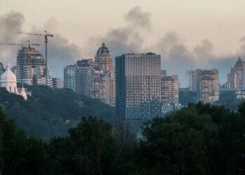 Rusia anuncia una ola de bombardeos en Kiev y advierte a los extranjeros para que desalojen "de inmediato" la capital ucraniana