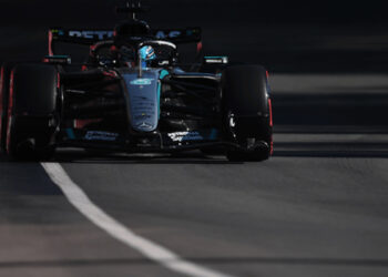 Russell resucita, Sainz brilla y Alonso pasa del cielo al infierno