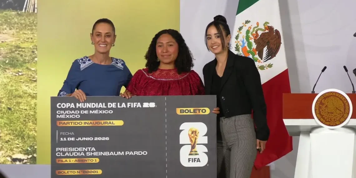 Sheinbaum entrega boleto inaugural del mundial