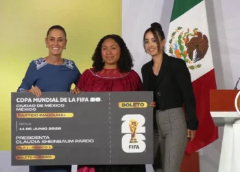 Sheinbaum entrega boleto inaugural del mundial