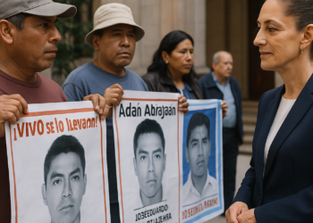 Retoma Sheinbaum diálogo con padres de los 43
