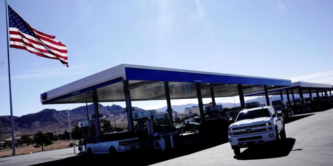 El aumento de precios del combustible impulsa gasto de consumidores en EU