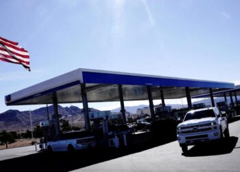 El aumento de precios del combustible impulsa gasto de consumidores en EU