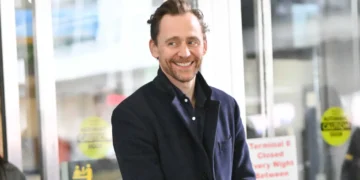 Tom Hiddleston Just Aced the Grown-Man Travel Outfit