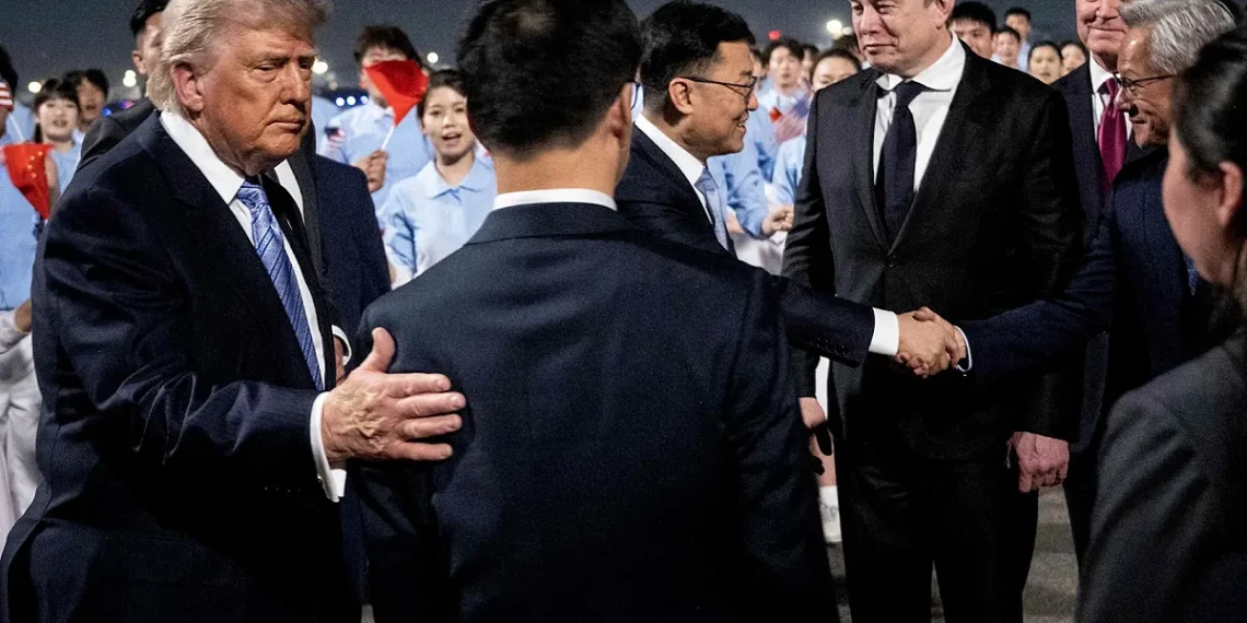 Trump aterriza en China con Elon Musk y otro líderes tecnológicos para hacer presión comercial a Xi Jinping