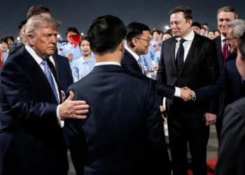 Trump aterriza en China con Elon Musk y otro líderes tecnológicos para hacer presión comercial a Xi Jinping