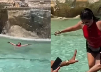 Una turista se lanza a la Fontana di Trevi en Roma para refrescarse por la ola de calor