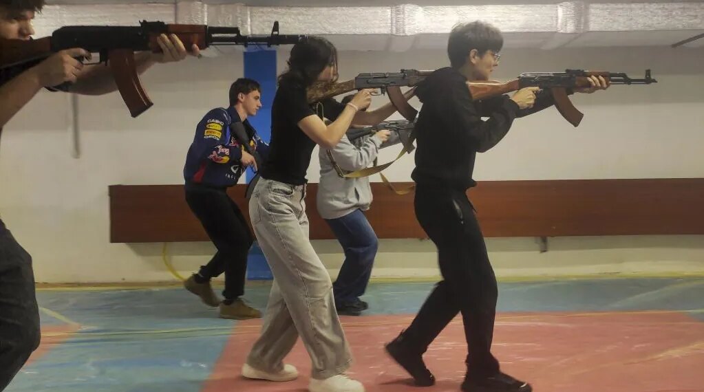 Ucrania refuerza la formación militar práctica de sus adolescentes ante la amenaza rusa