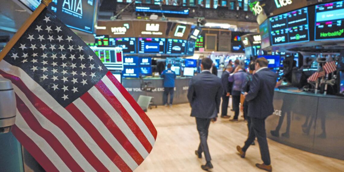Wall Street cierra mixto; S&P 500 marca nuevo máximo por optimismo sobre IA