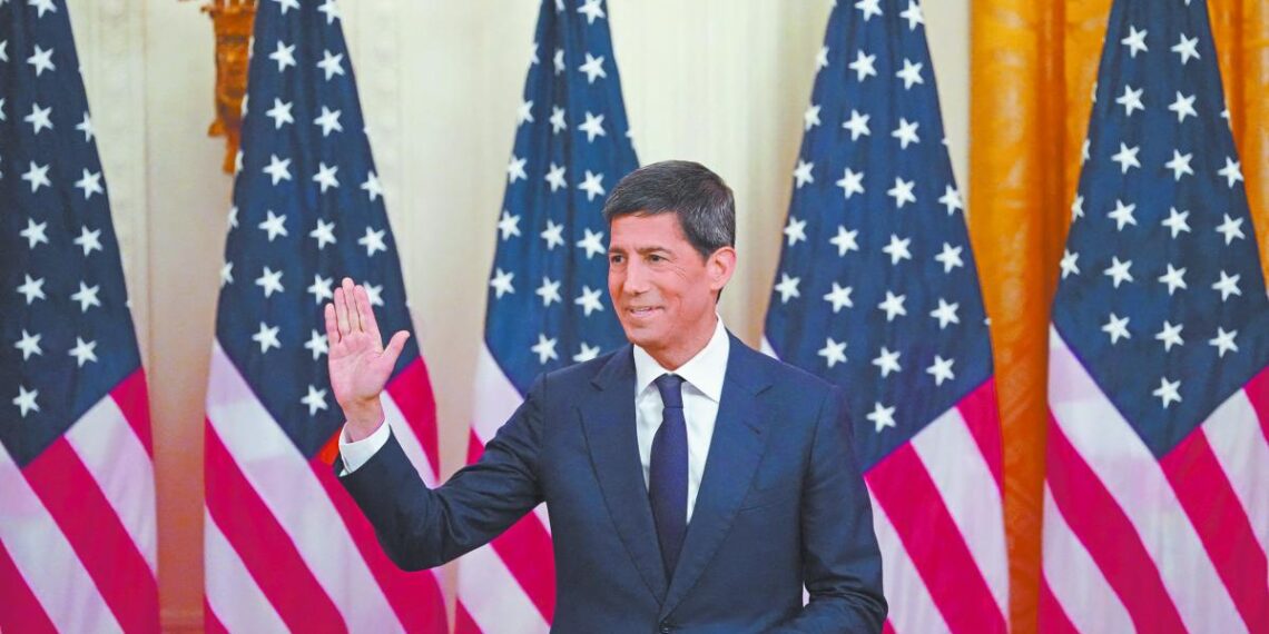 Warsh asume el mando de la Fed en medio de presiones por alzas de tasas