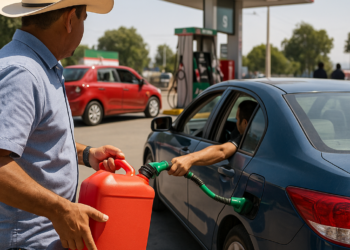 Toman maestros gasolineras en Chiapas; regalan combustible