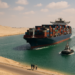 193 kilómetros, más de 50 barcos al día y dos mares que mueven casi el 12% del comercio mundial: así es el Canal de Suez